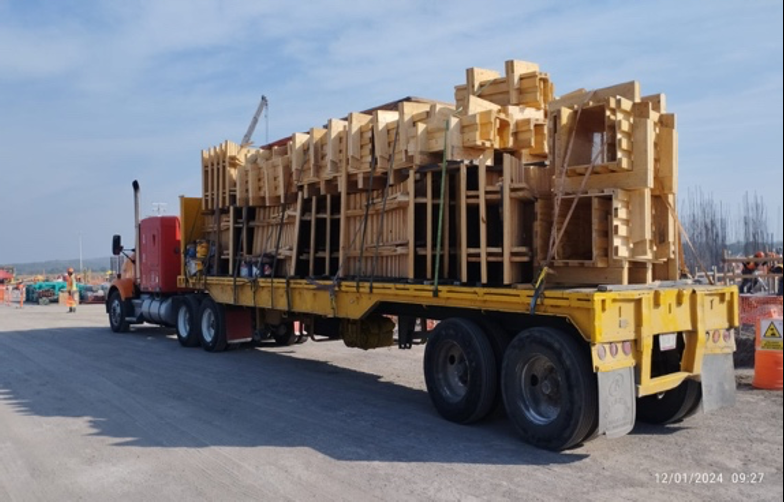 Estructuras y materiales transportada por plataforma