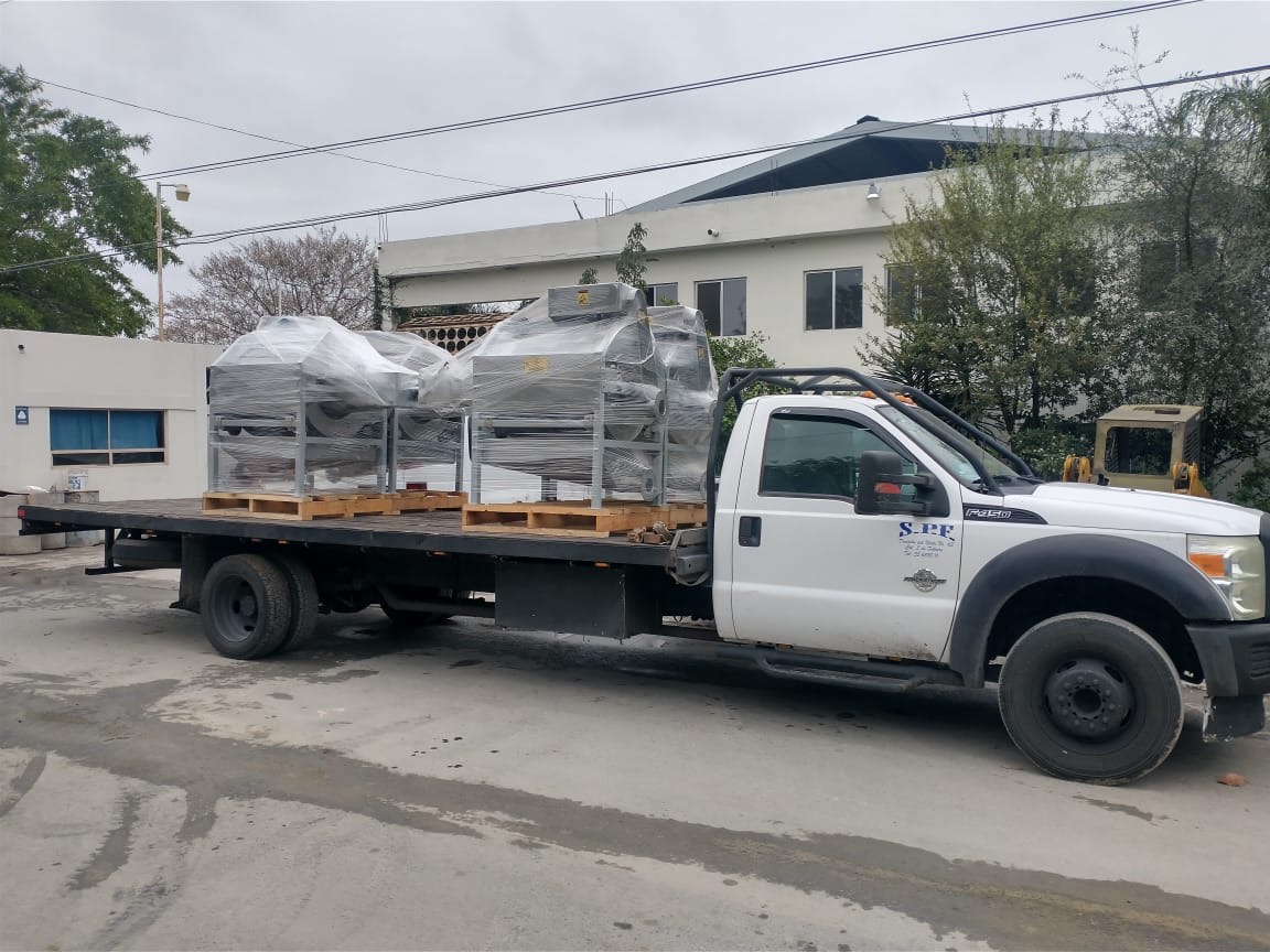 Camioneta de plataforma de 3.5 toneladas con equipo industrial paletizado