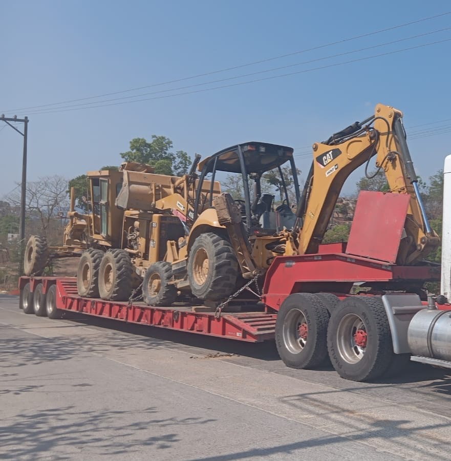 Motoniveladora y retroexcavadora sobre plataforma de cama baja