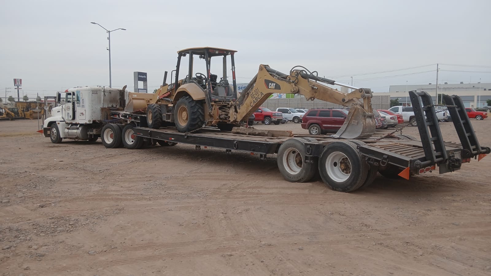 Maquinaria pesada transportada en plataforma