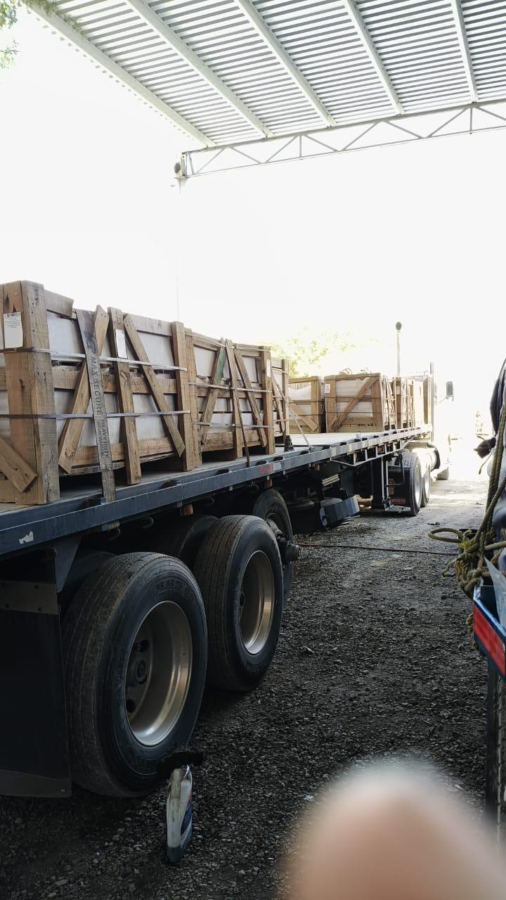 Piezas de mármol protegidas en bastidores de madera durante el embarque