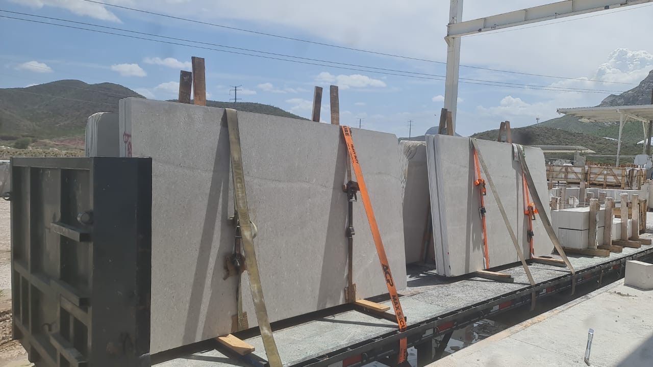 Placas de piedra estibadas y sujetas para traslado