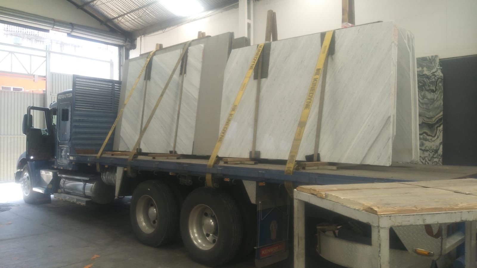 Placas de mármol transportadas en plataforma