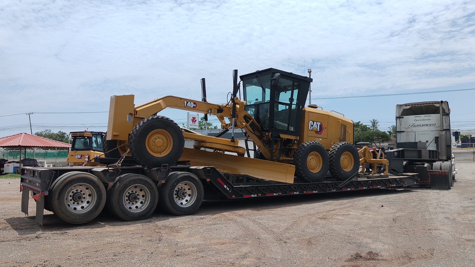 Motoniveladora CAT transportada en cama baja
