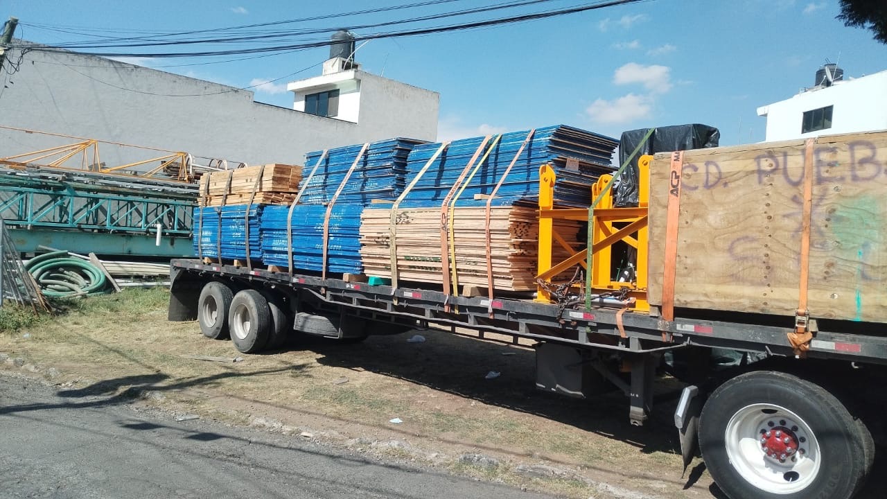 Materiales de construcción estibados y sujetos sobre plataforma