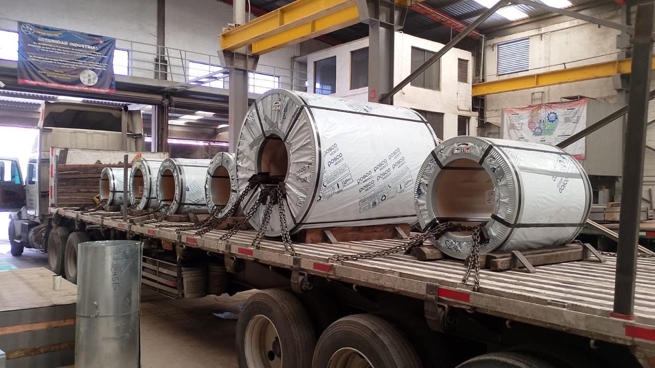 Rollos de acero apoyados y asegurados sobre plataforma