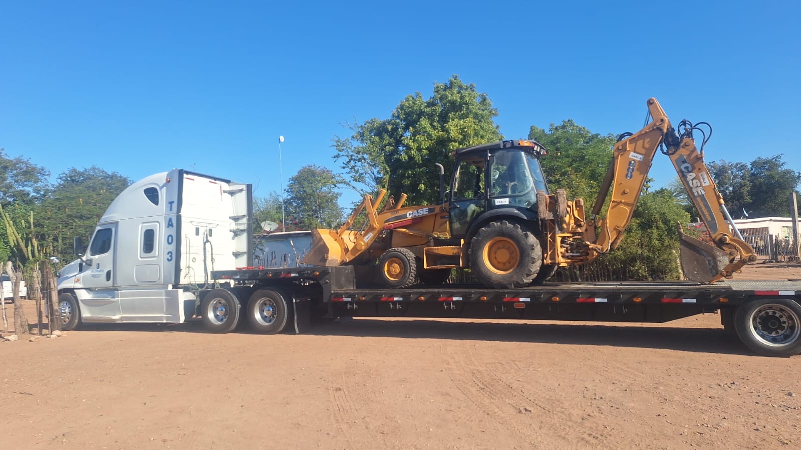 Retroexcavadora CASE transportada en plataforma